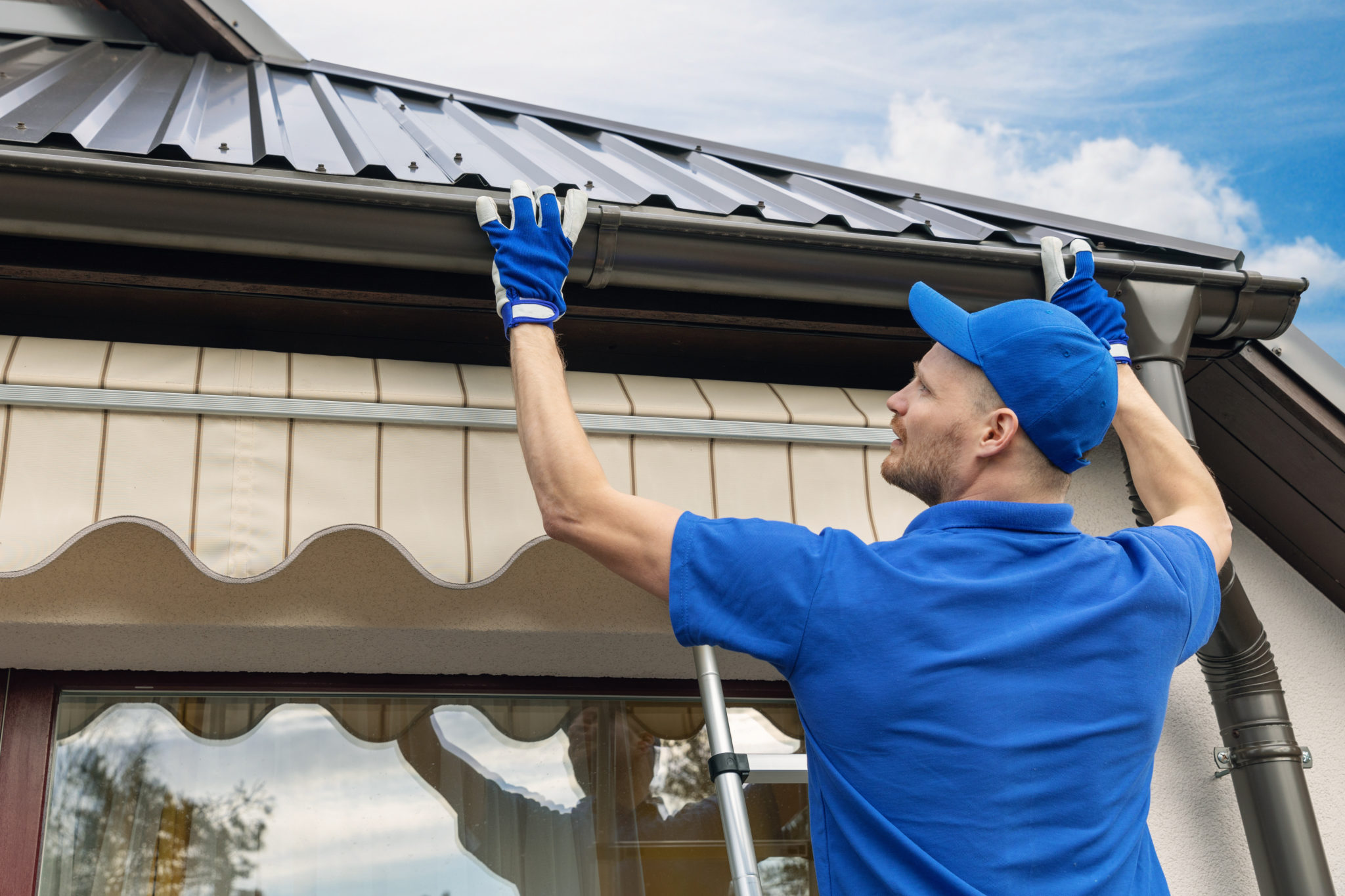 Should You Use Seamless Gutters in NH with Metal Roofing? MJ Seamless